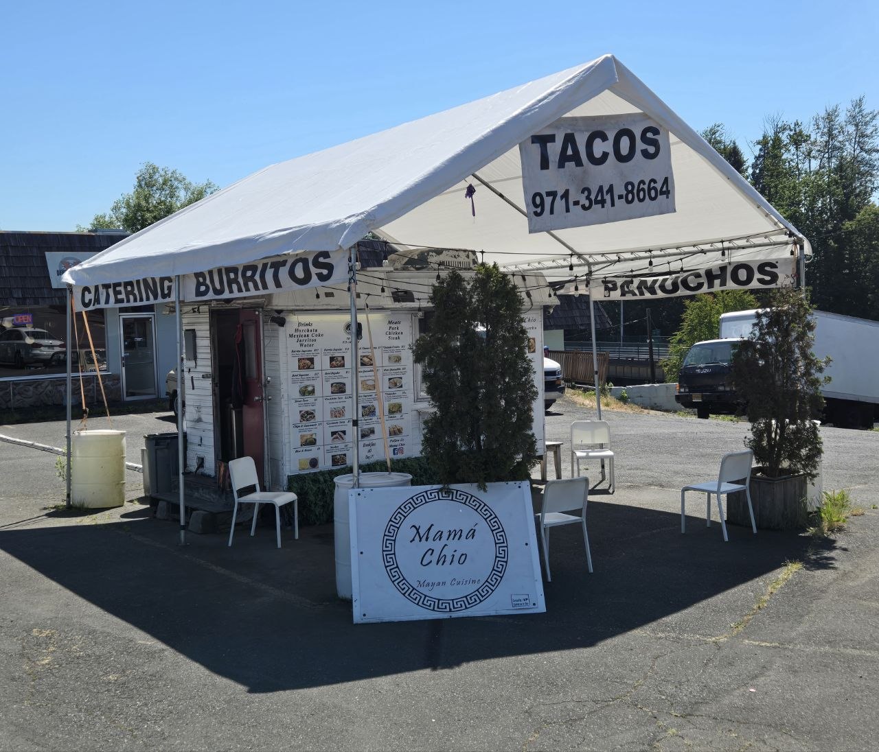 Mama Chio cart exterior under the white tent
